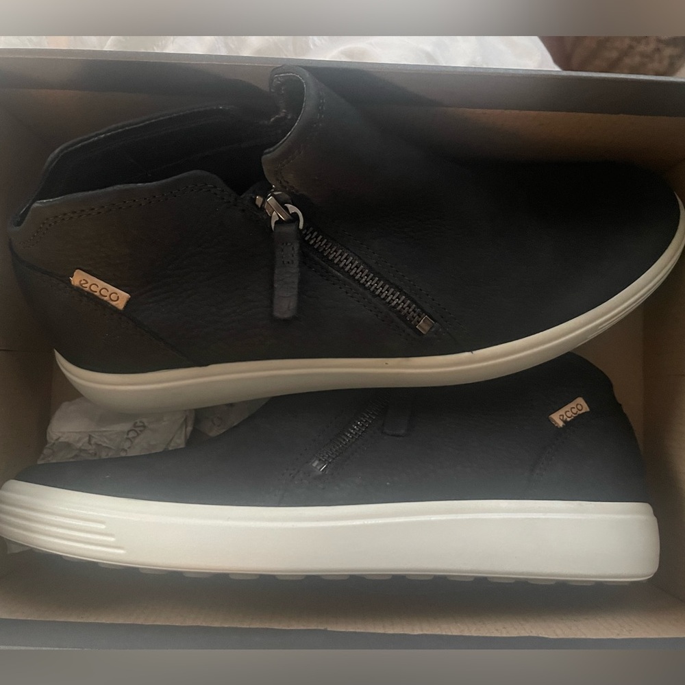 ECCO

Soft 7 Low Cut Zip Bootie